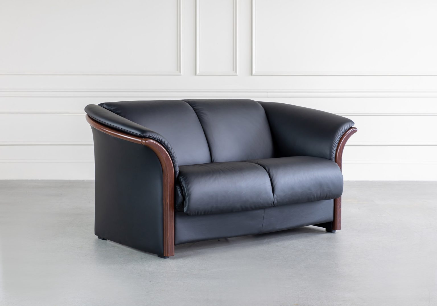 Ekornes Manhatten Loveseat Paloma Black Walnut Angle