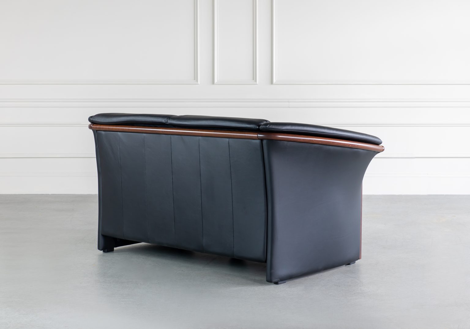 Ekornes Manhatten Loveseat Paloma Black Walnut Back