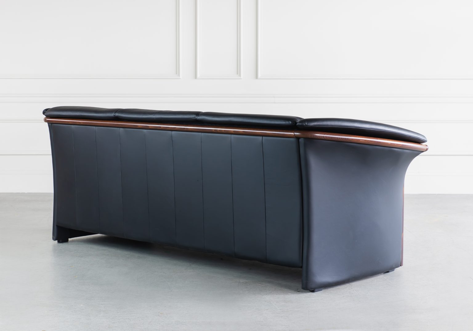 Ekornes Manhatten Sofa Paloma Black Walnut Back