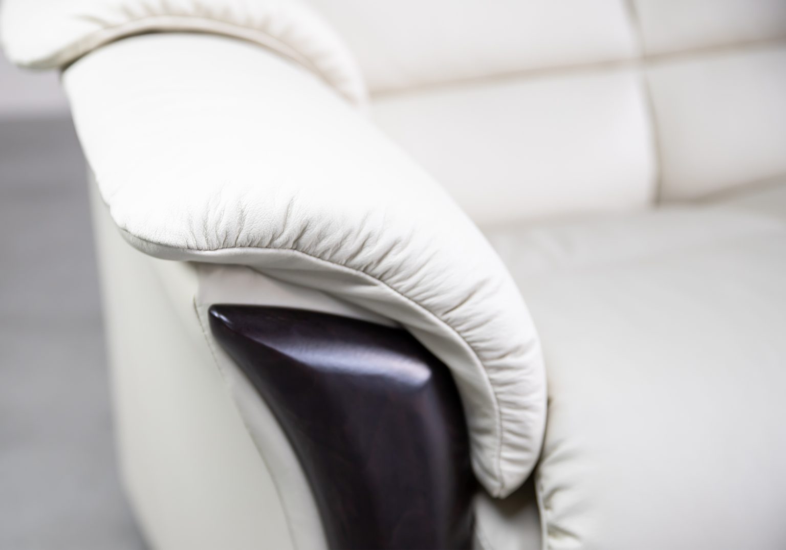 Stressless Oslo Sofa Paloma Light Grey Wenge Close Up