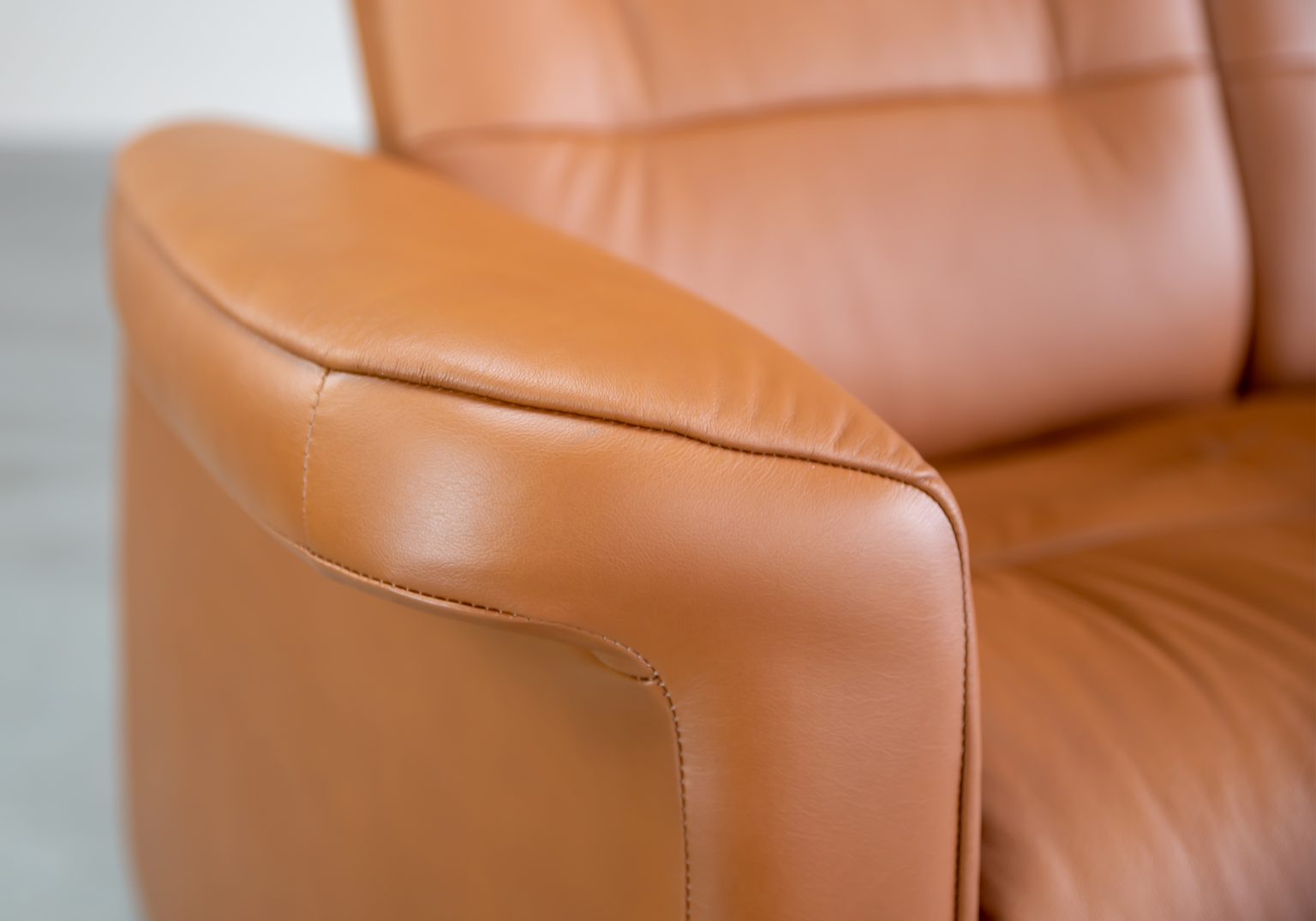 Stressless Sapphire Loveseat Paloma Cognac Detail