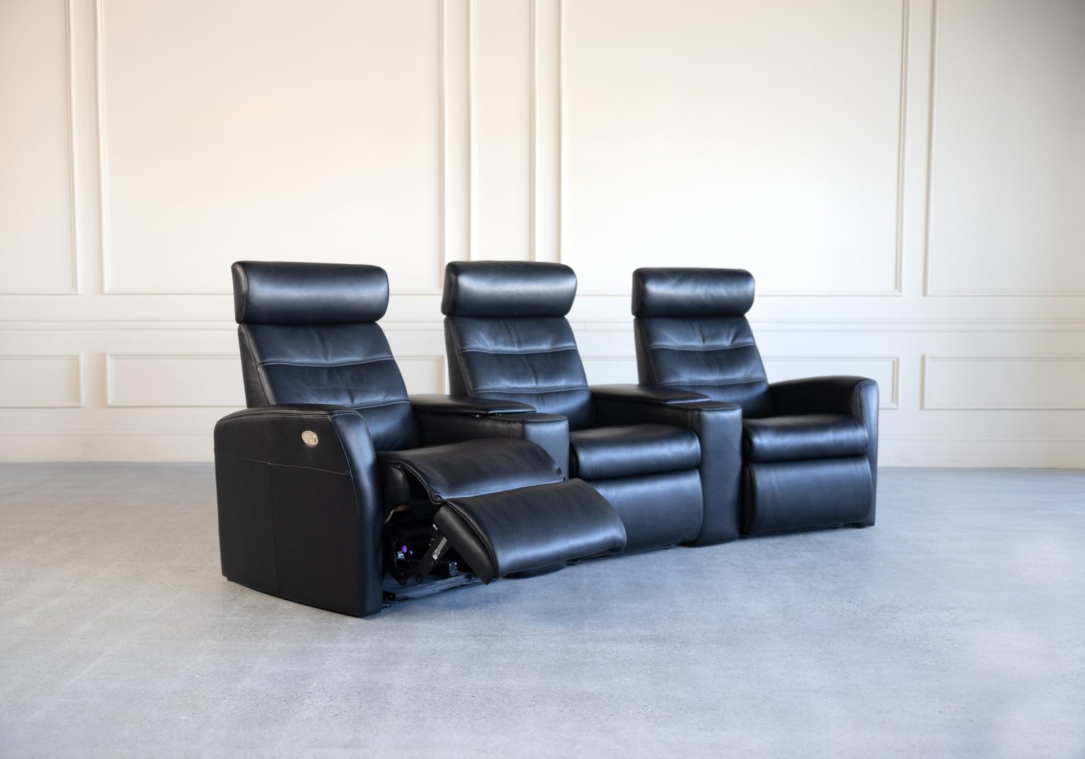 H2 King Theatre Seating Raven Angle Recline