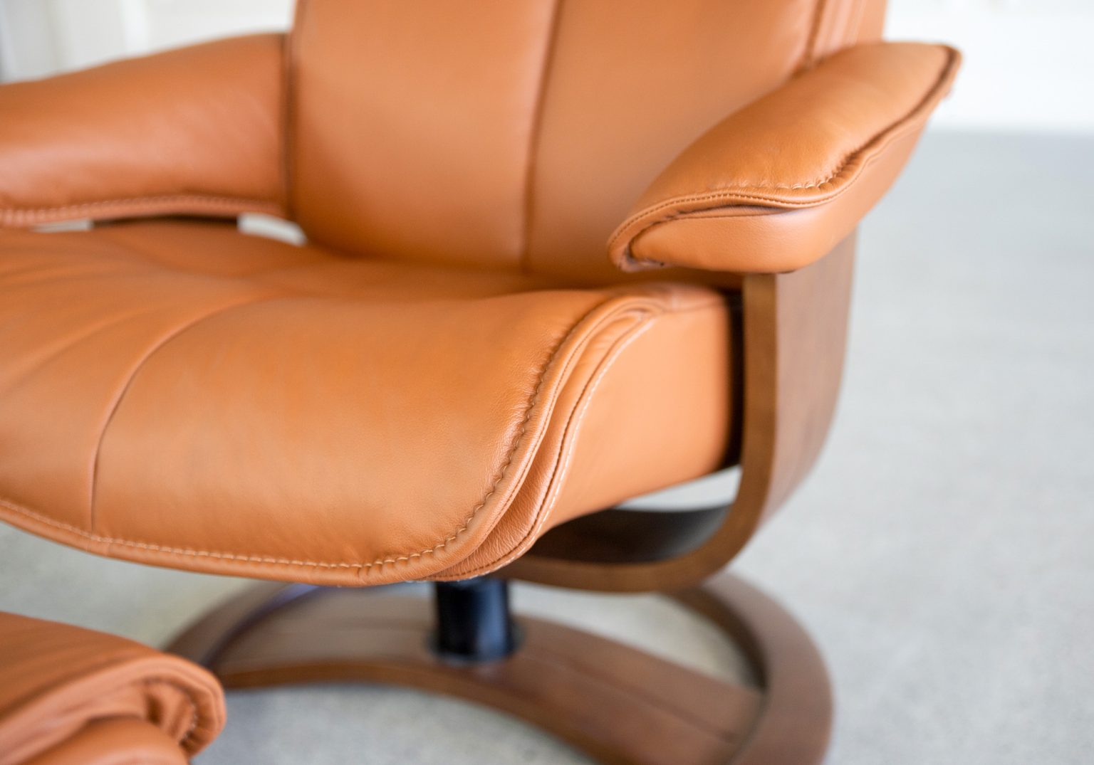 captain cognac leather recliner chair close up