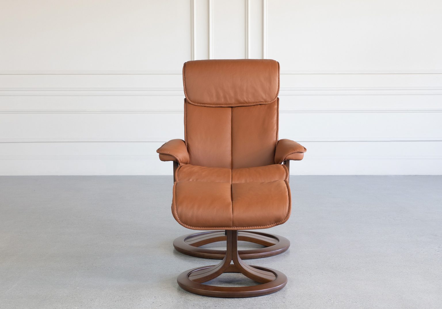 captain cognac leather recliner front