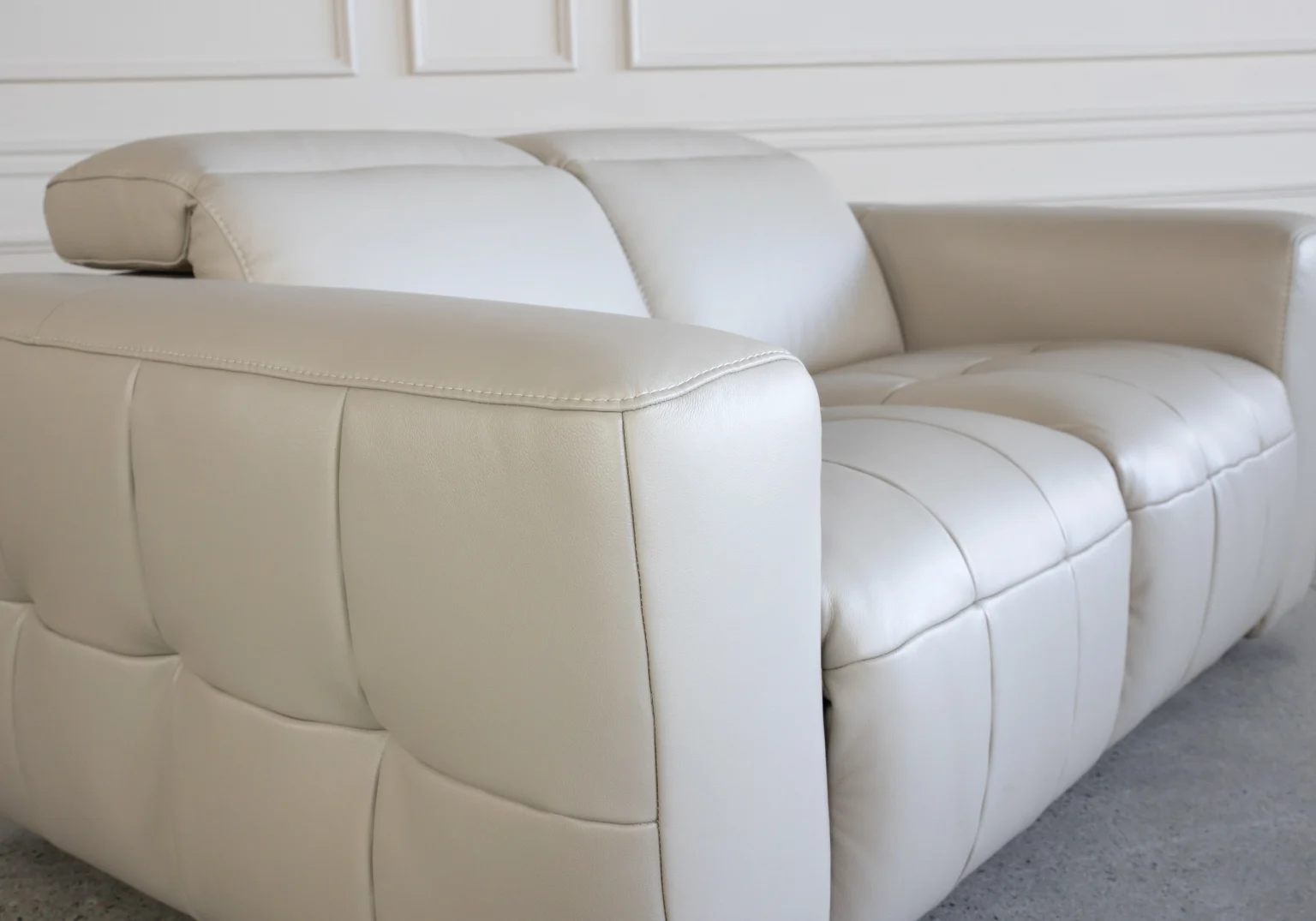 Haven Taupe M5652 Leather Loveseat Details
