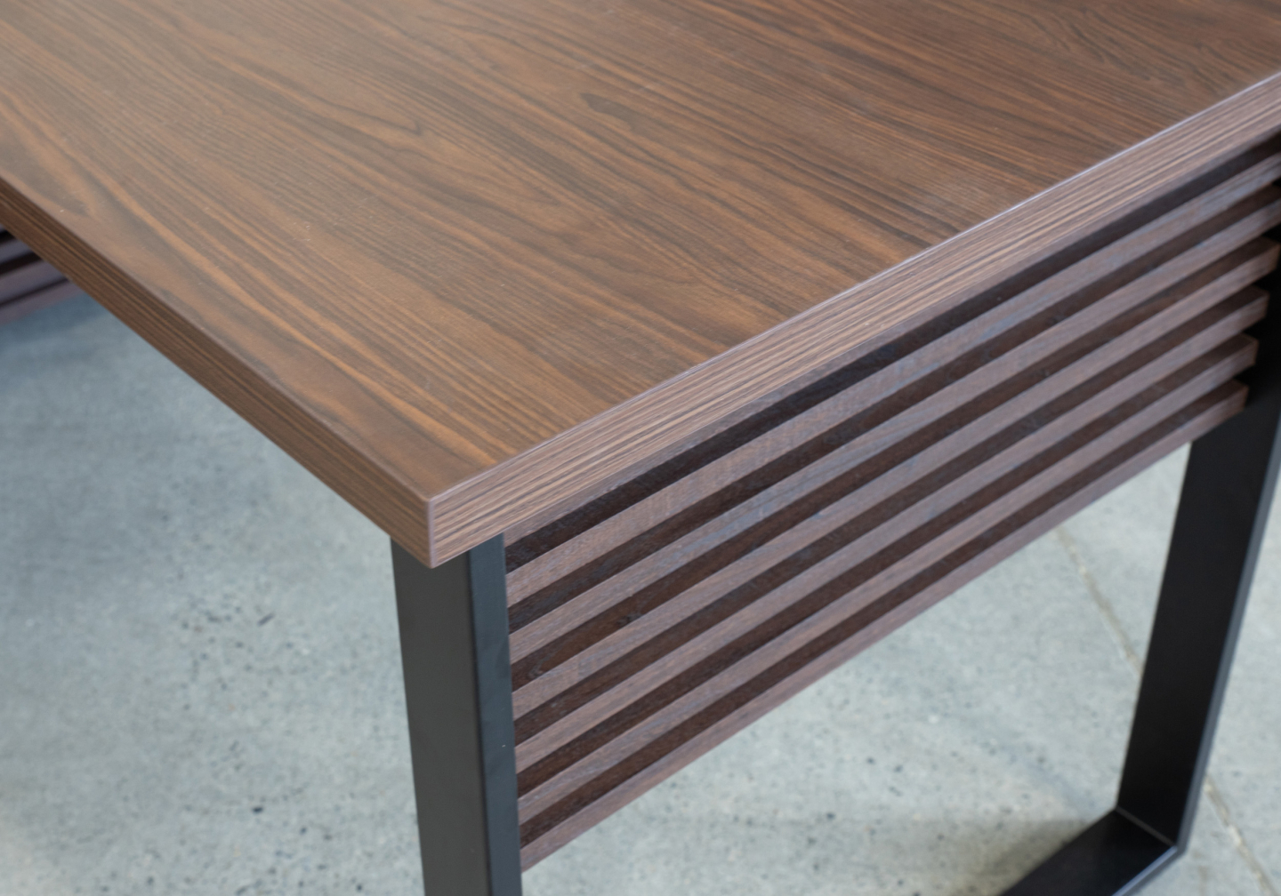 Bisana Executive Desk Detail Colour